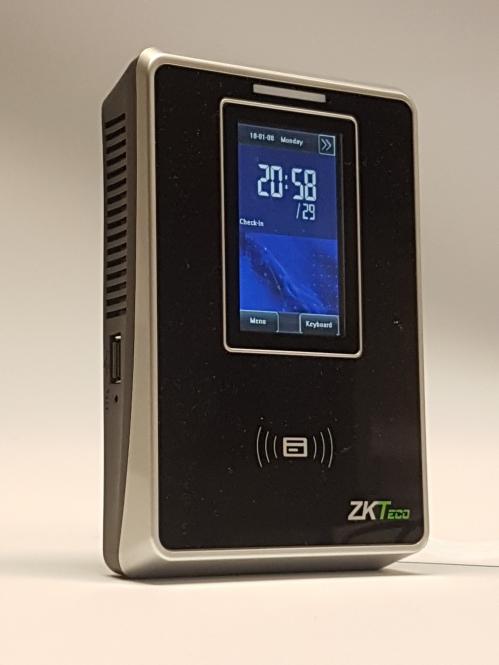 ZE.basis Komplettsystem für 10 Mitarbeiter mit Karten